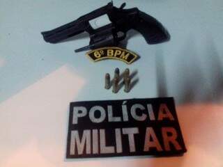 Três revólveres foram apreendidos na madrugada deste domingo (Foto: Divulgação/6º BPM)