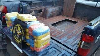 Tabletes de cocaína estavam em fundo falso na carroceria de S10 (Foto: Divulgação)