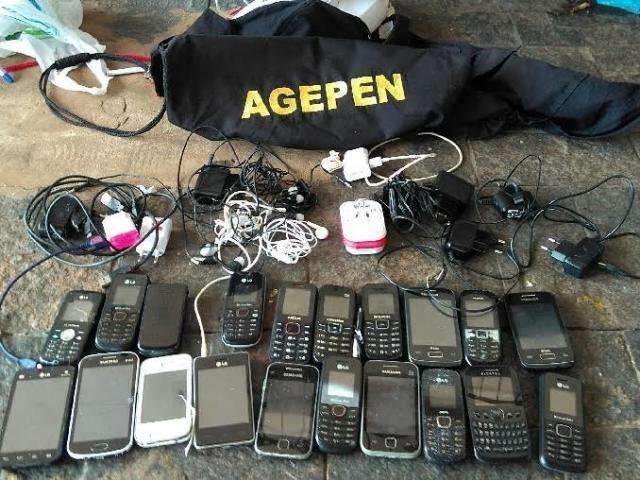 Pente-fino em pres&iacute;dio semiaberto feminino apreende celulares e maconha