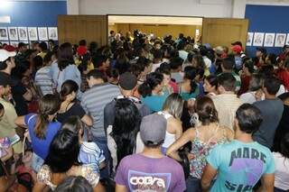 Centenas de pessoas foram ao auditório da prefeitura para acompanhar sorteio de apartamentos (Foto: Eliel Oliveira)