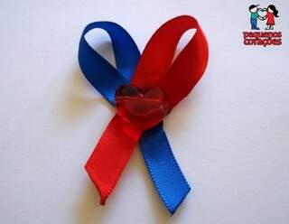 Símbolo da Cardiopatia Congênita, o vermelho representa o sangue arterial e o azul, o sangue venoso.