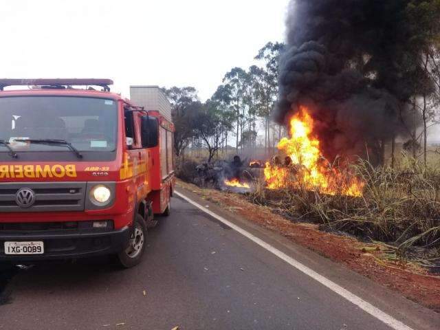 Perigo na BR: caminh&atilde;o-tanque pega fogo e bombeiros temem explos&atilde;o