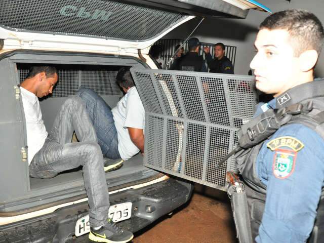 Um morre e 4 v&atilde;o para hospital ap&oacute;s serem baleados em ponto de &ocirc;nibus