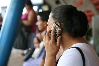 Mulher fala ao celular em Campo Grande; Anatel autorizou alta no custo da ligação de fixo para celulares (Foto: Marcos Ermínio)