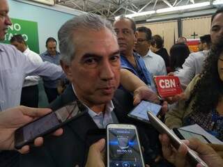 Governador Reinaldo Azambuja durante entrevista na manhã desta segunda-feira (Foto: Leonardo Rocha)