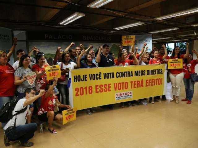 Manifestantes impedem entrada de funcion&aacute;rios e imprensa na Assembleia