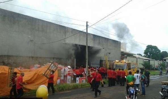 Inc&ecirc;ndio de grande propor&ccedil;&atilde;o destr&oacute;i loja de importados na fronteira