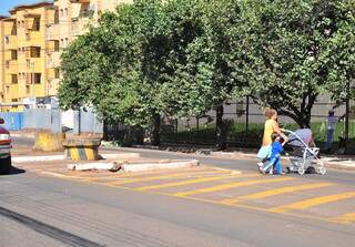 Sem faixa de segurança, avó aproveita brecha no trânsito para atrevessar. (Foto: João Garrigó)