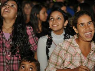 Adolescentes concentradas durante discurso de Fael no trio elétrico. (Foto: Marlon Ganassin)