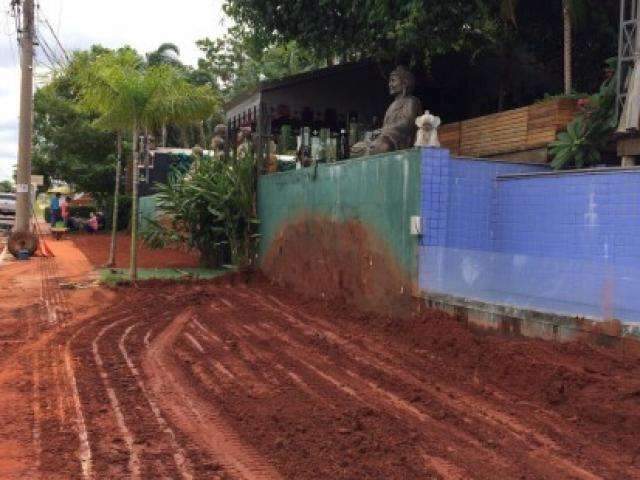 M&aacute;quina derruba paisagismo de uma das fachadas mais glamourosas da cidade