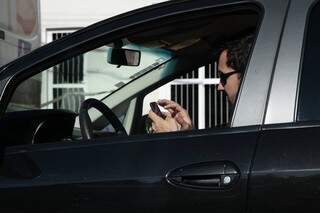 Mexer em smartphones também é comum nas ruas (Foto: Cleber Gellio)