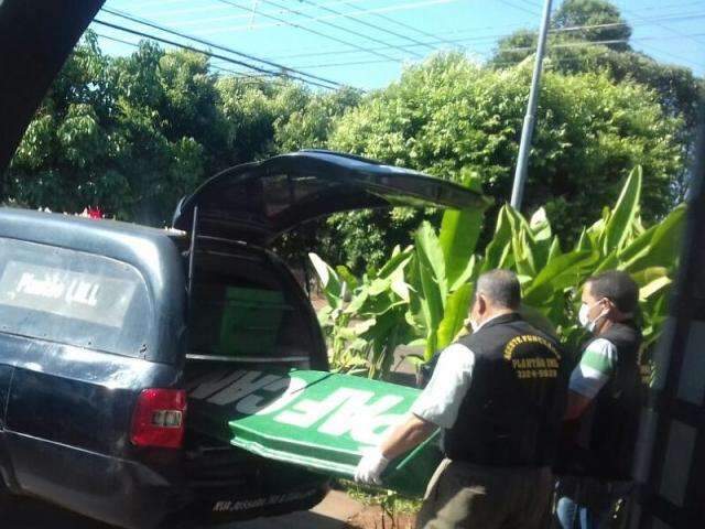 Homem &eacute; encontrado morto a tiros e facadas em margem de rodovia 