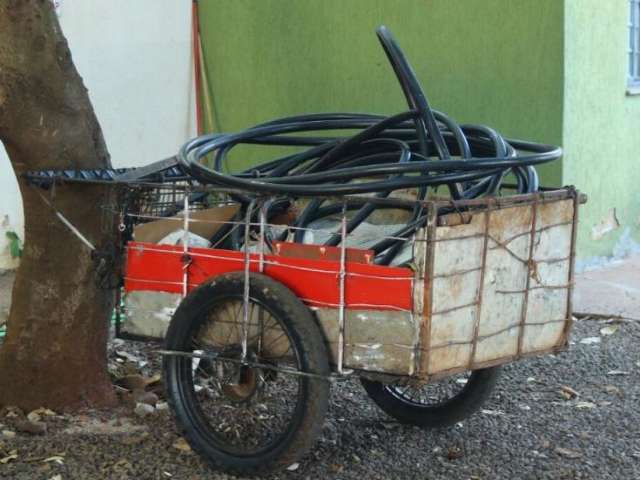 Homens s&atilde;o presos furtando fios de telefonia  na Vila Jacy 