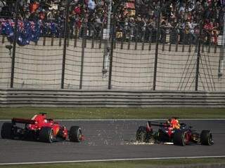 Ricciardo ultrapassa Vettel durante o GP da China (Foto: Johannes Eisele/AFP)