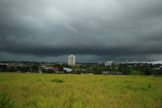 Ap&oacute;s manh&atilde; de tr&eacute;gua, chuva volta a cair em Campo Grande 