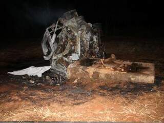 Veículo ficou totalmente destruído. Jovem morreu carbonizado (Foto: Reprodução/ Chapadense News)