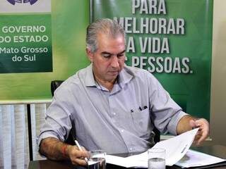 Reinaldo durante assinatura de autorização para concurso na manhã desta sexta-feira (Foto: Chico Ribeiro/Governo do Estado)