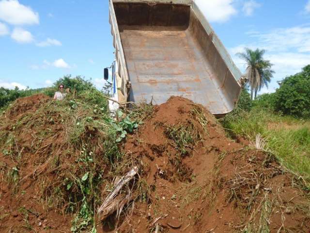 Prefeitura de Bonito &eacute; multada em R$ 10 mil por jogar entulho em rodovia