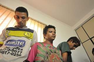 Presos pelo envolvimento em roubos a taxistas em Campo Grande (Foto: Marcelo Calazans)