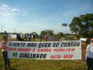 Trabalhadores fecharam a avenida Guaicurus, em Dourados. (Foto:Dourados News)