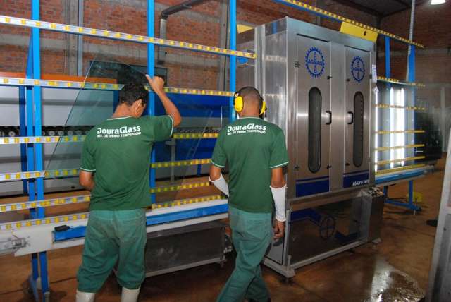 Ind&uacute;stria n&atilde;o cresce h&aacute; 13 meses, mas exporta&ccedil;&otilde;es animam empres&aacute;rios