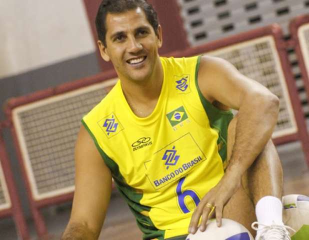 Bicampe&atilde;o ol&iacute;mpico de v&ocirc;lei participa da Corrida Sa&uacute;de Cassems
