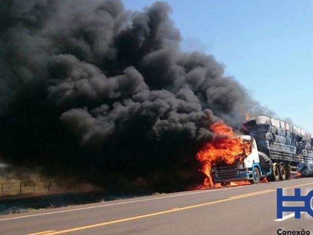 Carreta carregada com algod&atilde;o pega fogo e fica totalmente destru&iacute;da