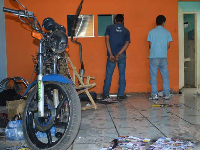  Opera&ccedil;&atilde;o da PM prende quatro pessoas depois de blitz na Coronel Antonino