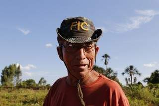  Olicio Mariano, 67 anos, aposentado, disse ainda que antes da greve, quando passava pelo mesmo local não encontrava lixo jogado.
(Foto: Gerson Walber)