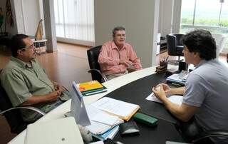Paulo Duarte (PT) se reuniu com cônsul brasileiro em Puerto Suarez nesta quarta-feira. (Foto: Divulgação)