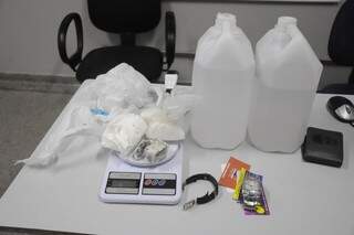 Porções de cocaína, maconha e produtos utilizados na preparação de drogas (Foto: Paulo Francis)