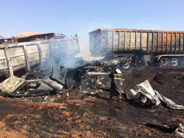 Carretas batem de frente, pegam fogo e motoristas morrem carbonizados