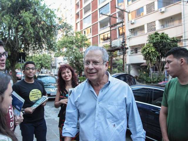 Jos&eacute; Dirceu lan&ccedil;a livro, cita amigos de MS e oposi&ccedil;&atilde;o &quot;dura&quot; a Bolsonaro