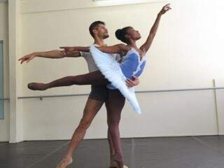 Thiago Soares e a bailarina Ingrid Silva ensaiando para o show (Foto: Arquivo pessoal)