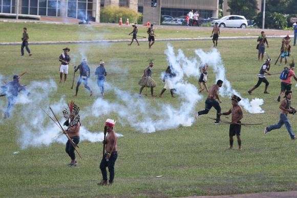 Foi usado gás lacrimogênio para dispersar indígenas em frente do Congresso (Foto: Wilson Dias/Agência Brasil)