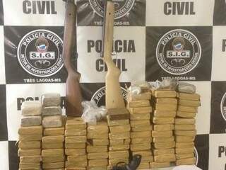 Foram apreendidos um total de 64 quilos de maconha, R$ 6.000,00 em dinheiro, duas armas de fogo, além de quatro veículos utilizados para o tráfico de drogas (Foto: Divulgação /Polícia Civil)
