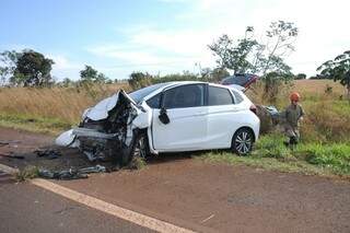 Veículo Honda City em acostamento de rodovia após acidente (Foto: Paulo Francis)