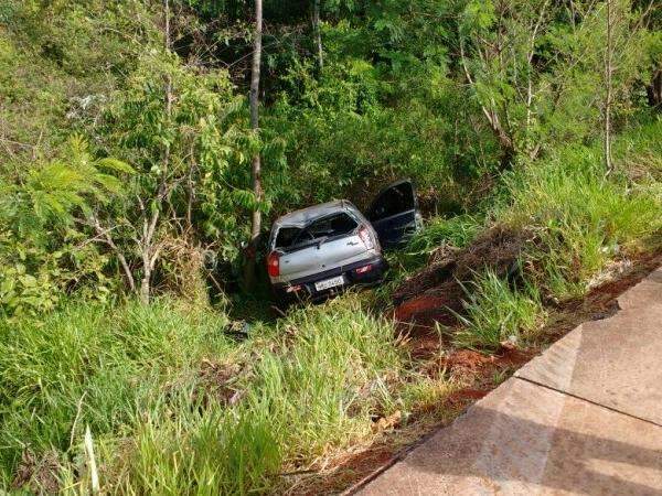  Motorista perde controle da dire&ccedil;&atilde;o, sai da pista e vai parar em barranco 