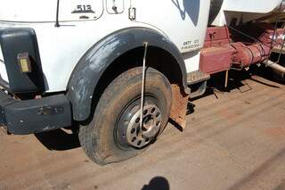 Projétil atingiu pneu de caminhão estacionado na rua Dom Giovani.