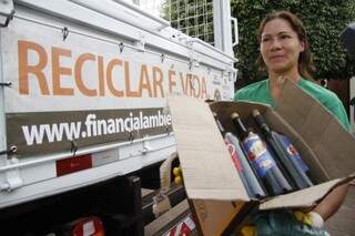 Moradora de Campo Grande leva garrafas para reciclagem. (Foto: Marcelo Victor)