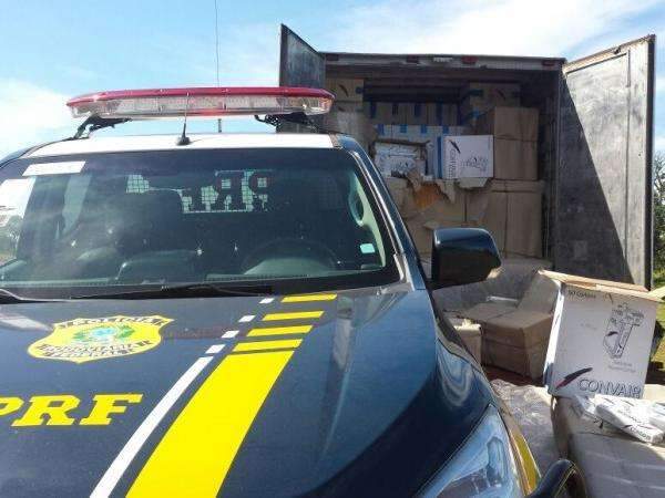 PRF apreende 500 caixas de cigarro escondidas entre m&oacute;veis de mudan&ccedil;a 