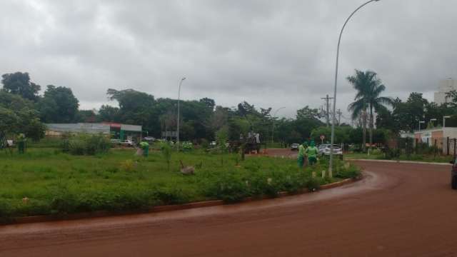 Depois de lama cobrir avenida e entupir bueiros, equipes raspam asfalto