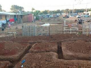 No Jardim Canguru, escavações para os alicerces começaram a ser feitas, mas seguem a passos lentos (Foto: Simão Nogueira)