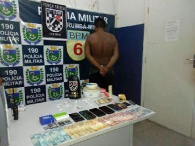 Suspeito &eacute; preso pela PM com drogas e dinheiro em &quot;boca famosa&quot;