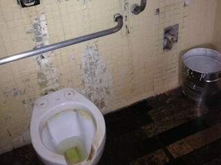 O estudante reclama das condições do sanitário. (Foto: Direto das ruas)