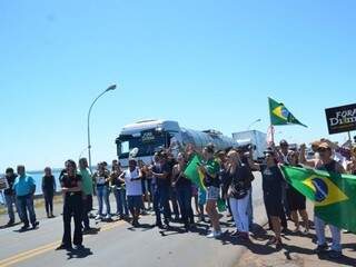 Manifestantes estavam vestindo preto e munidos com bandeiras e faixas.(Foto: Cláudio Pereira/JP News)