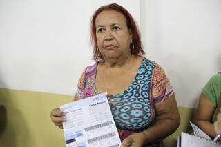 Dona de casa Isolina Nogueira de Souza mora há 20 anos no mesmo lugar e vai precisar pagar, em 2016, mais que o dobro do que pagou neste ano. (Foto: Marcos Ermínio)