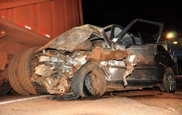 Acidente entre carro e carreta deixa quatro feridos em MS-276