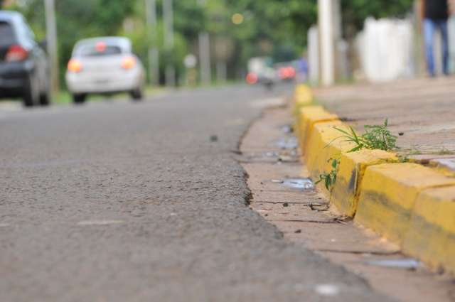 Comerciantes ainda reclamam de preju&iacute;zos com fim de estacionamento em via