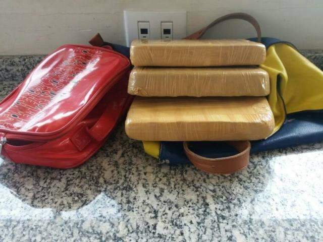 Mulher que levava 3 kg de coca&iacute;na para SP &eacute; presa em &Aacute;gua Clara